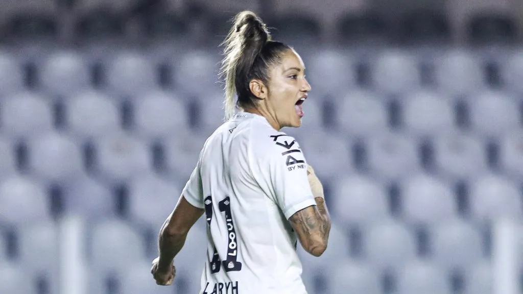 Laryh jogadora do Santos em campo