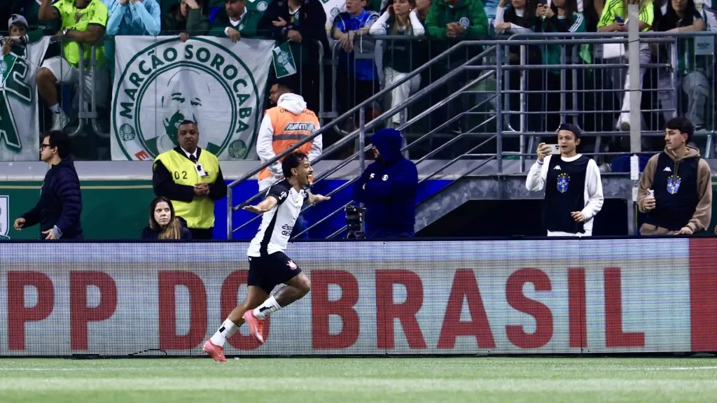 Bidu comemora gol em pleno Allianz Parque. Timão eiiminou e causou impacto no arquirrival –  Foto: Marcello Zambrana/AGIF