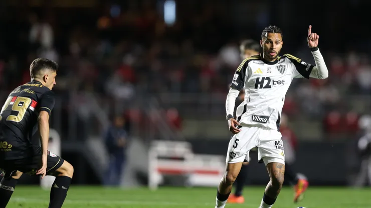 Volante chegou ao Galo na janela de transferências de meio de ano (Foto: Marlon Costa/AGIF)
