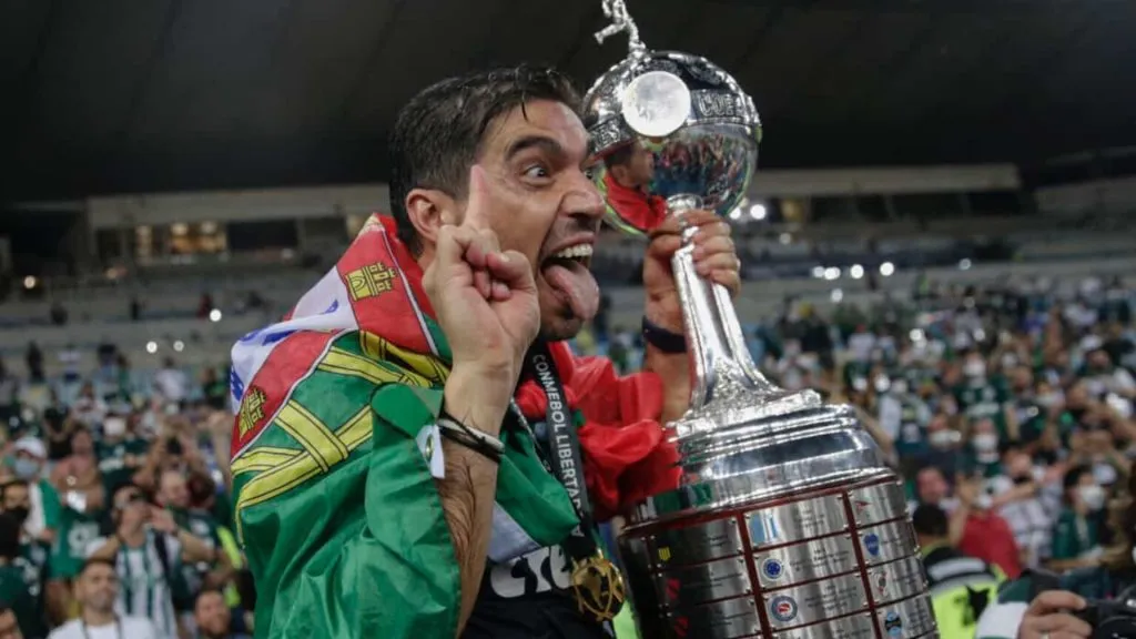 Abel Ferreira comemorando o título da Copa Libertadores 2021 pelo Palmeiras  – Foto: RICARDO MORAES/POOL/AFP via Getty Images