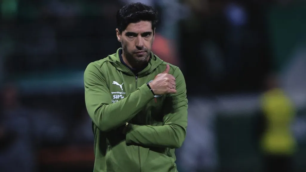 Abel Ferreira tenso em campo durante partida contra o Sport, pelo Brasileirão, no Allianz Parque – Foto: Ettore Chiereguini/AGIF