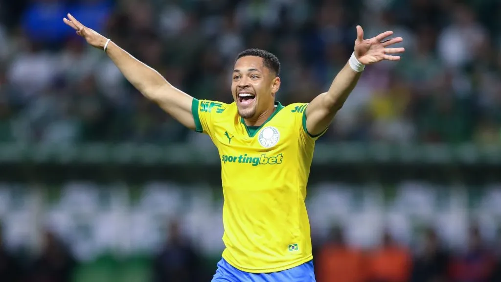 Vitor Roque, jogador do Alviverde. Foto: Marlon Costa/AGIF.