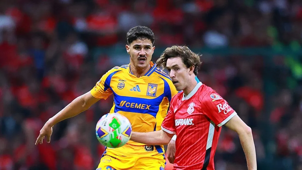 Foto: Manuel Velasquez/Getty Images – Rômulo, do Tigres (de camisa amarela) durante jogo da Liga Mexicana.