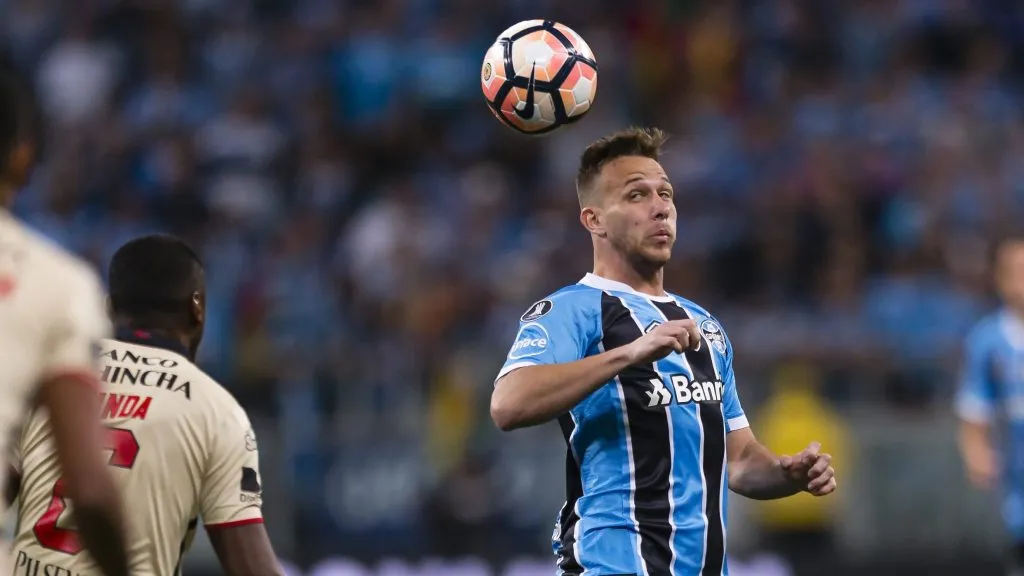 Arthur disputando lance. Foto: Jeferson Guareze/AGIF