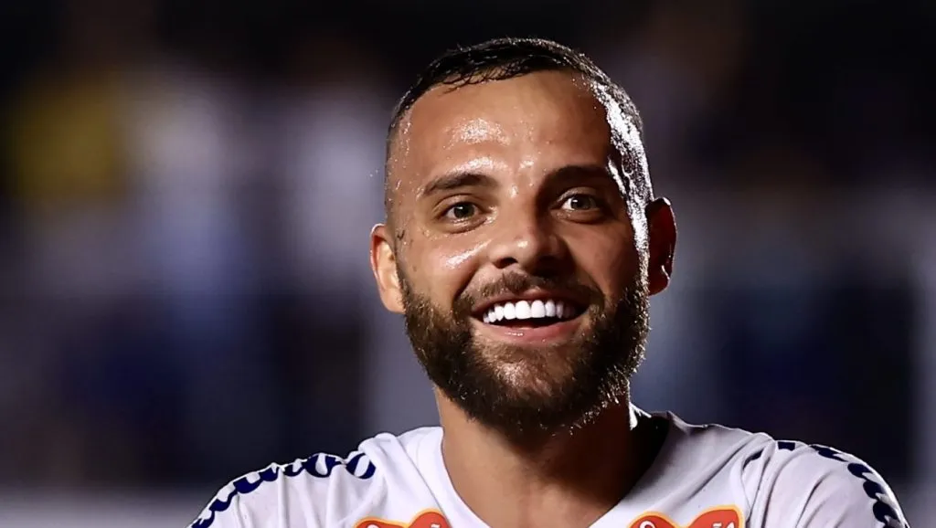 Foto: Marcello Zambrana/AGIF – Guilherme comemorando gol contra o Palmeiras na Vila Belmiro.