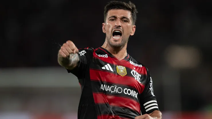 Arrascaeta jogador do Flamengo comemora seu gol durante partida contra o Vitoria no estadio Maracana pelo campeonato Brasileiro A 2025. Foto: Jorge Rodrigues/AGIF