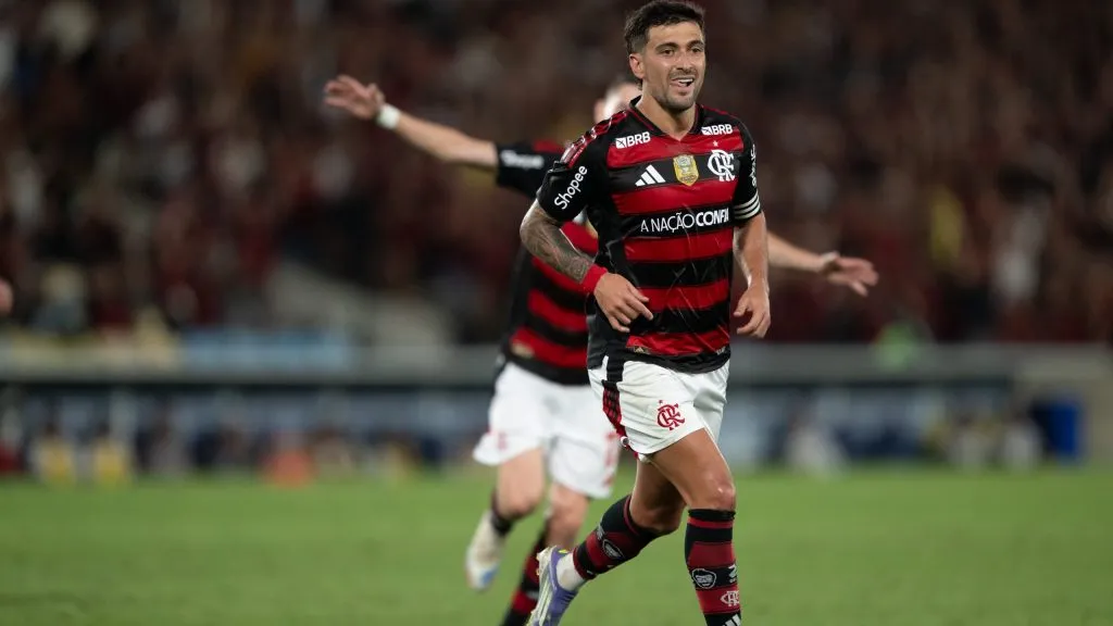 Arrascaeta jogador do Flamengo comemora seu gol durante partida contra o Vitoria no estadio Maracana pelo campeonato Brasileiro A 2025. Foto: Jorge Rodrigues/AGIF
