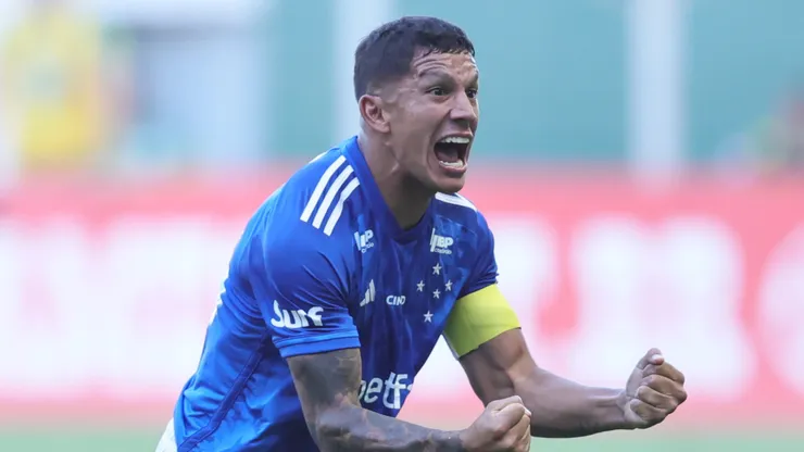 MG - BELO HORIZONTE - 22/02/2025 - MINEIRO 2025, AMERICA-MG X CRUZEIRO - Lucas Romero jogador do Cruzeiro comemora seu gol durante partida contra o America-MG no estadio Independencia pelo campeonato Mineiro 2025. Foto: Gilson Lobo/AGIF
