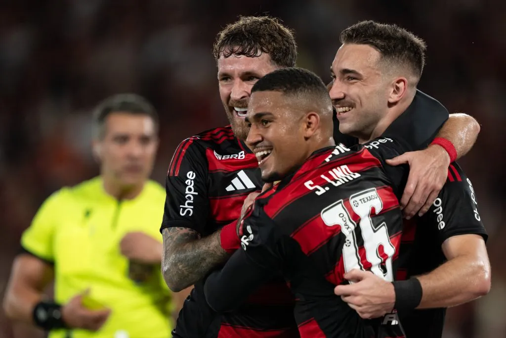 RJ – RIO DE JANEIRO – 25/08/2025 – BRASILEIRO A 2025, FLAMENGO X VITORIA – Samuel Lino jogador do Flamengo comemora gol com Leo Ortiz jogador da sua equipe durante partida contra o Vitoria no estadio Maracana pelo campeonato Brasileiro A 2025. Foto: Jorge Rodrigues/AGIF