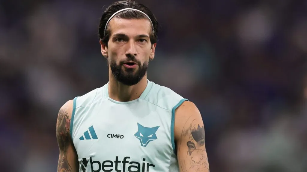 Lautaro Diaz jogador do Cruzeiro durante aquecimento antes da partida contra o Internacional no estadio Mineirao pelo campeonato Brasileiro A 2025. Foto: Gilson Lobo/AGIF