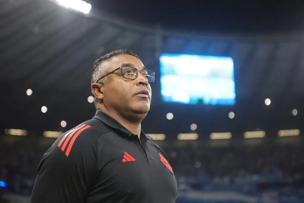 Roger Machado durante partida entre Cruzeiro x Internacional – Foto: Gilson Lobo/AGIF