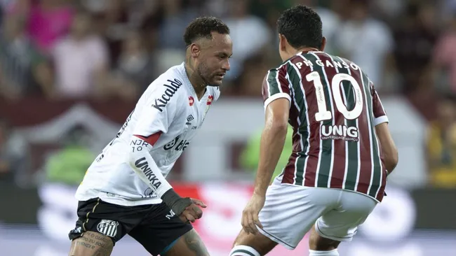 Neymar, em partida pelo campeonato brasileiro contra o Fluminense – (Foto: Rodrigues/AGIF)