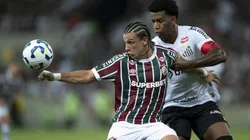Canobbio jogador do Fluminense disputa lance com Gil jogador do Santos - Foto: Jorge Rodrigues/AGIF