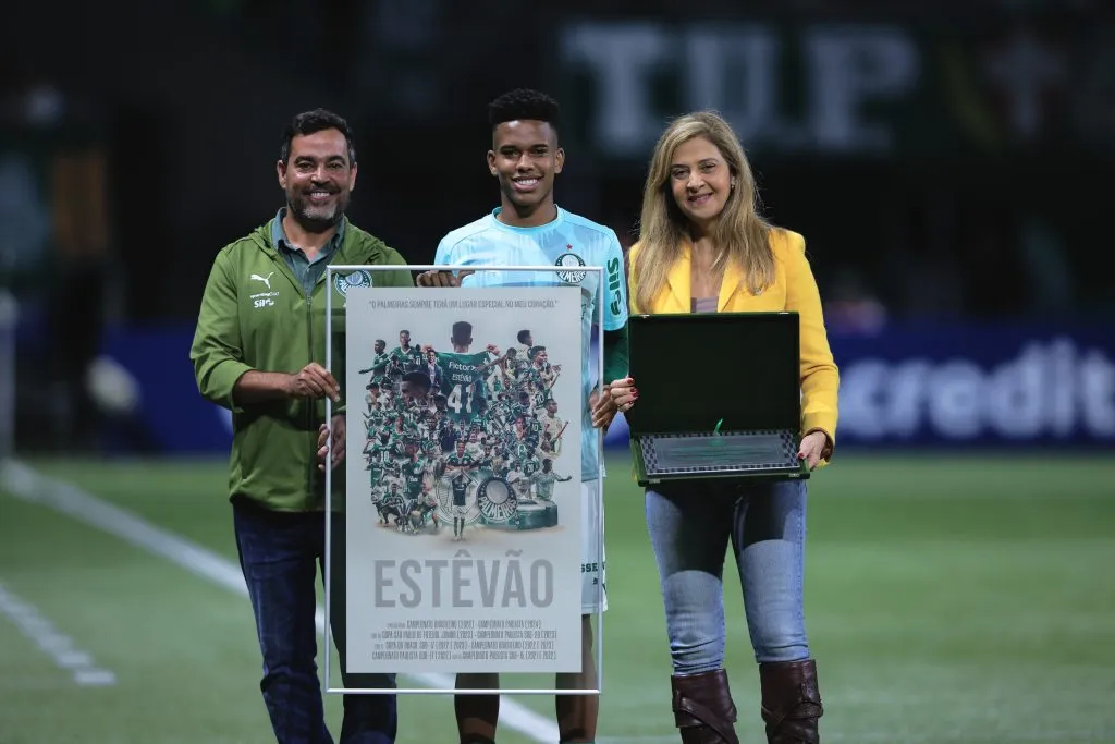 JP Sampaio, Estêvão e Leila Pereira em homenagem ao jovem – Foto: Ettore Chiereguini/AGIF