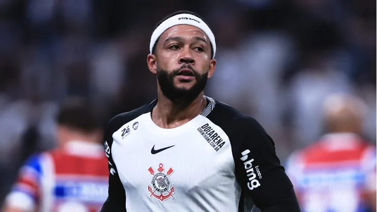 Memphis Depay jogador do Corinthians durante partida contra o Fortaleza no estadio Arena Corinthians pelo campeonato Brasileiro A 2025. Foto: Ettore Chiereguini/AGIF