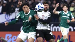 Memphis Depay do Corinthians disputa lance com jogador do Palmeiras - Foto: Marcello Zambrana/AGIF