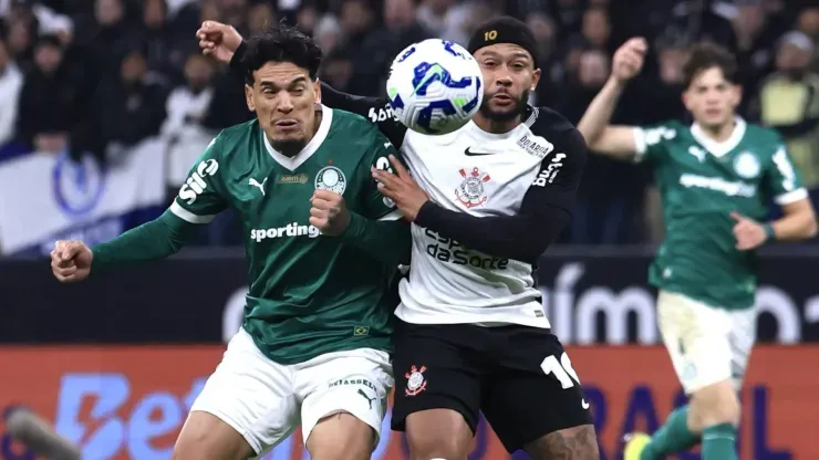 Memphis Depay do Corinthians disputa lance com jogador do Palmeiras - Foto: Marcello Zambrana/AGIF