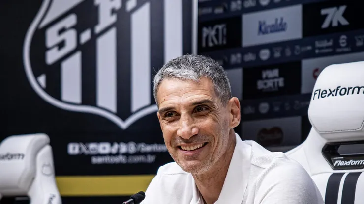 Vojvoda em coletiva de apresentação no Peixe. Foto: Divulgação/Santos FC
