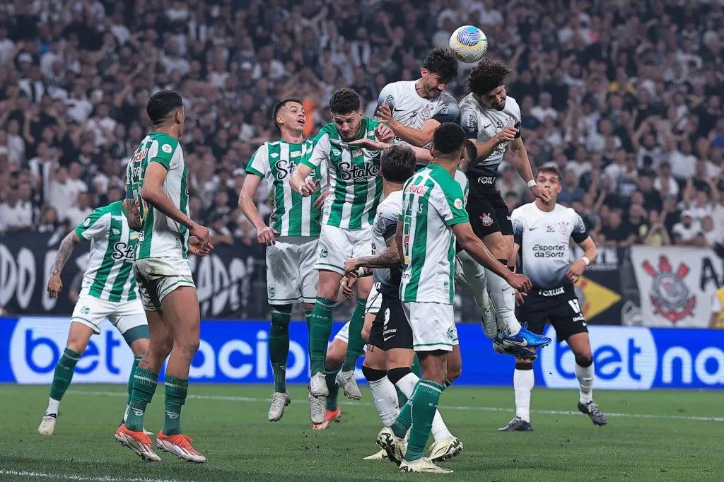Jogadores do Corinthians disputam lance com jogadores do Juventude durante partida no estadio Arena Corinthians pelo campeonato Copa Do Brasil 2024. Foto: Ettore Chiereguini/AGIF