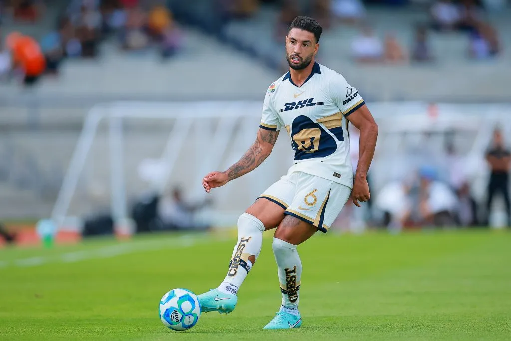 O Pumas recusou a primeira proposta pelo zagueiro Nathan Silva. Foto: Manuel Velasquez/Getty Images.