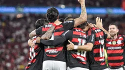 Pedro, jogador do Flamengo comemora seu gol com jogadores do seu time durante partida contra o Vitoria no estadio Maracana pelo campeonato Brasileiro A 2025.