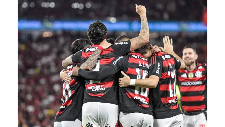 Pedro, jogador do Flamengo comemora seu gol com jogadores do seu time durante partida contra o Vitoria no estadio Maracana pelo campeonato Brasileiro A 2025.