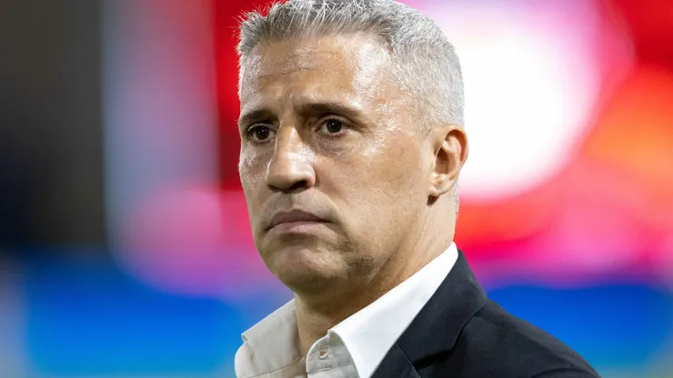 Crespo tem problema após perder André Silva e ficar só com Dinnenno como opção de centroavante.