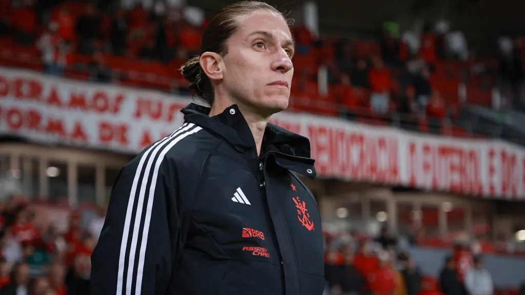 Filipe Luís durante partida. Foto: Maxi Franzoi/AGIF