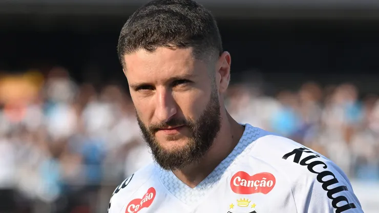 Zé Rafael chamou atenção no último treino do Santos