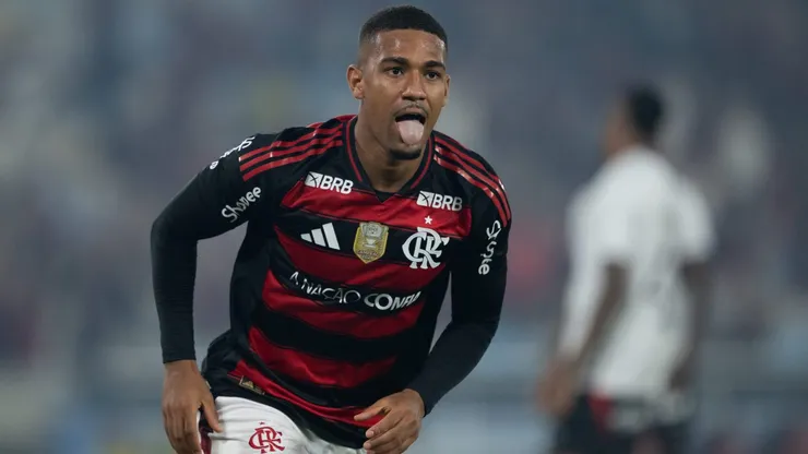 Samuel Lino jogador do Flamengo comemora seu gol durante partida contra o Vitoria no estadio Maracana pelo campeonato Brasileiro A 2025. Foto: Jorge Rodrigues/AGIF