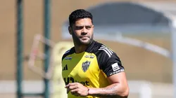 Hulk se posiciona projetando clássico na partida
