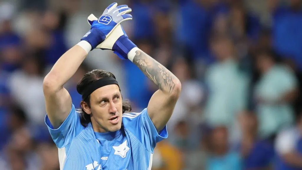 Hulk aponta que Cássio não vai pegar nenhum pênalti – Foto: Gilson Lobo/AGIF