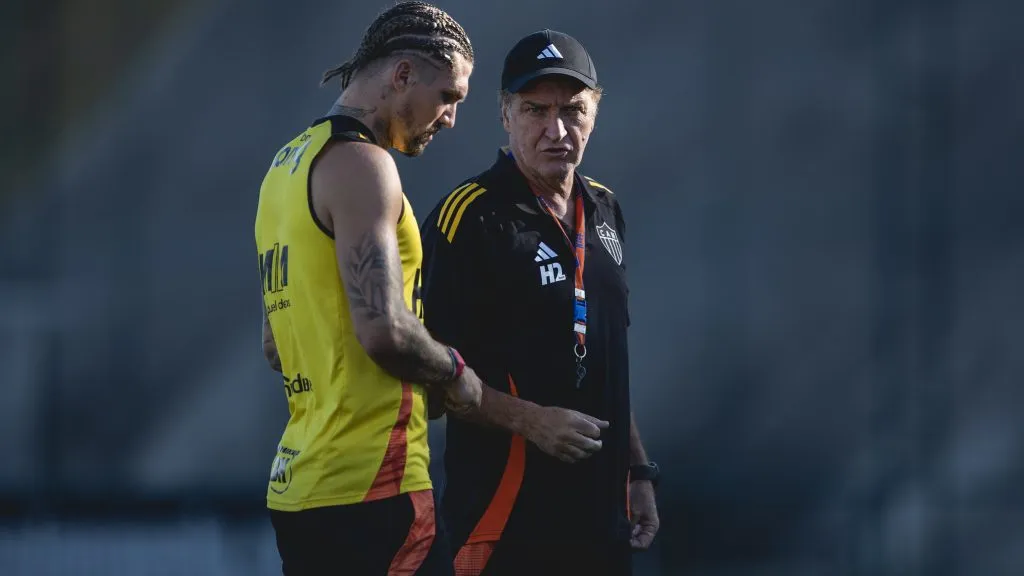 Lyanco conversa com Cuca no último treino antes de encarar o Cruzeiro – Foto: Pedro Souza / Atlético