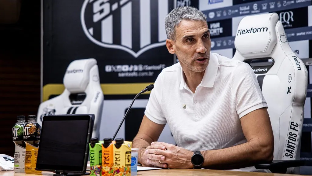 Juan Pablo Vojvoda vem trabalhando nos bastidores com a prioridade em recuperar a equipe – Fotos: Raul Baretta/ Santos FC.