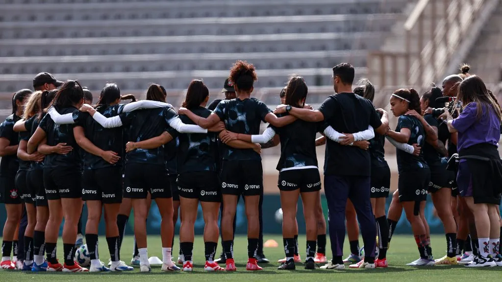 Elenco feminino do Corinthians em campo pelo Brasileirão Feminino