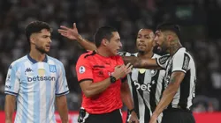 — Marco Di Cesare ao lado dos jogadores do Botafogo