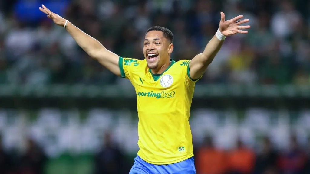 Paulo Nunes elogiou Vitor Roque – Foto: Marlon Costa/AGIF