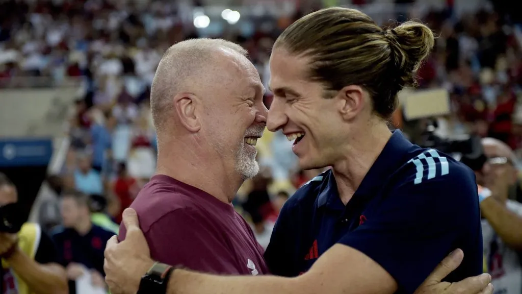 Mano Menezes e Filipe Luís. Foto: Alexandre Loureiro/AGIF