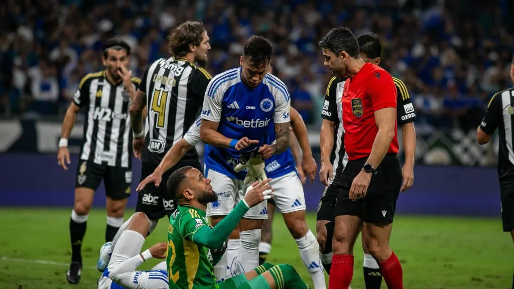 Everson e Kaio Jorge durante o clássico – Foto: Fernando Moreno/AGIF