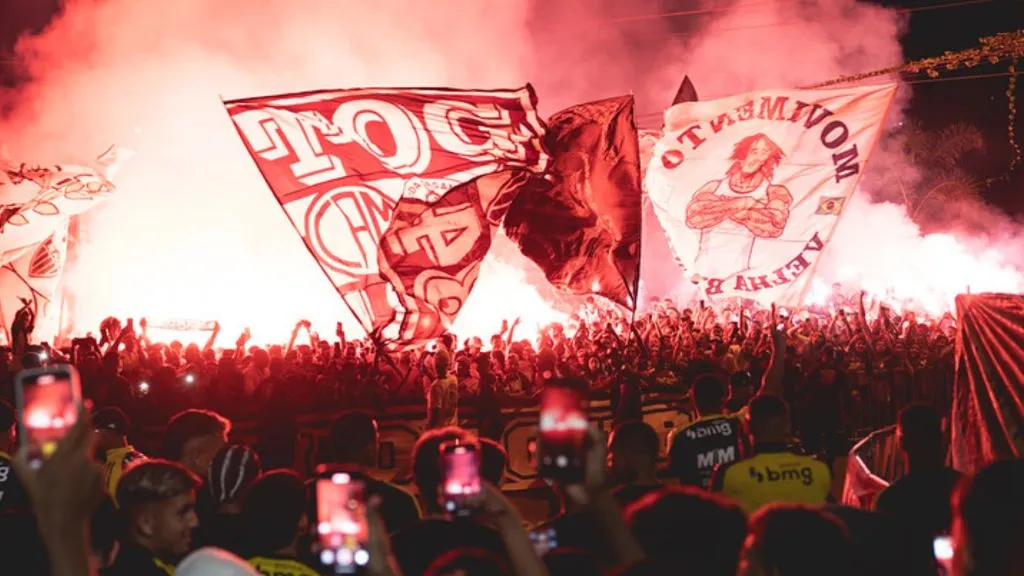 Torcida do Galo foi ao CT para apoiar time antes de decisão na Copa do Brasil (Foto: Pedro Souza / Atlético)