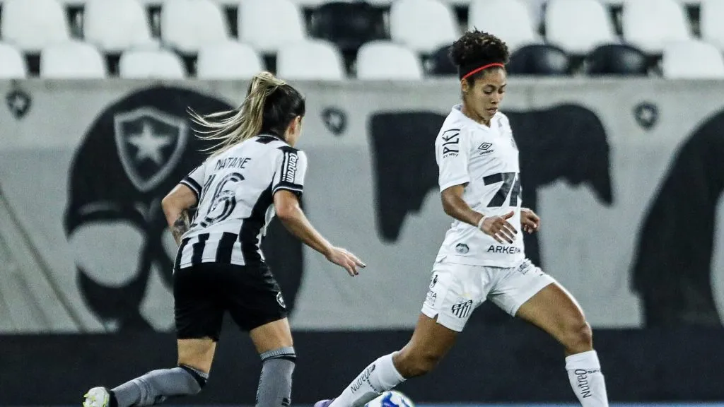 Jogadoras do Santos e Botafogo em campo