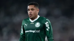 Vitor Roque em ação diante do Glorioso