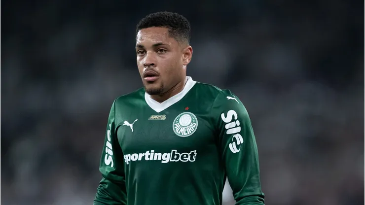 Vitor Roque em ação diante do Glorioso