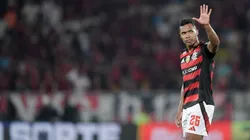 Alex Sandro deixando o gramado após lesão na panturrilha - Foto: Thiago Ribeiro/AGIF