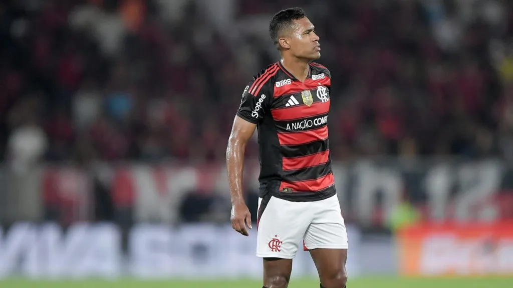 Alex Sandro irá desfalcar o Flamengo mais uma vez – Foto: Thiago Ribeiro/AGIF