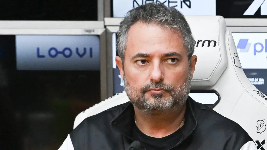 Alexandre Matos durante apresentacao oficial Vojvoda como tecnico do Santos em coletiva de imprensa realizada na Vila Belmiro. Foto: Jota Erre/AGIF