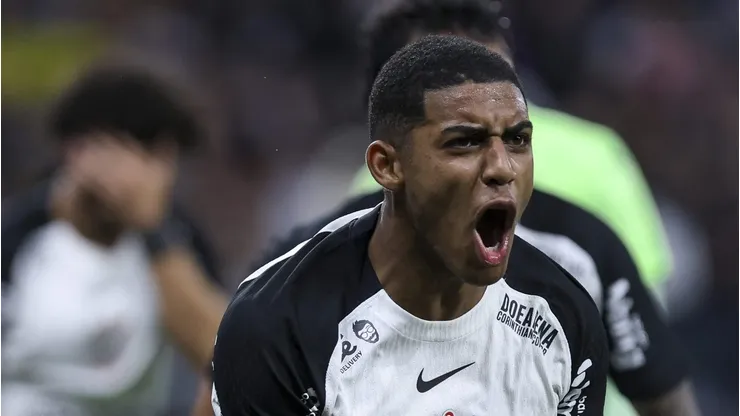 Gui Negão comemorando gol contra o Bahia.
