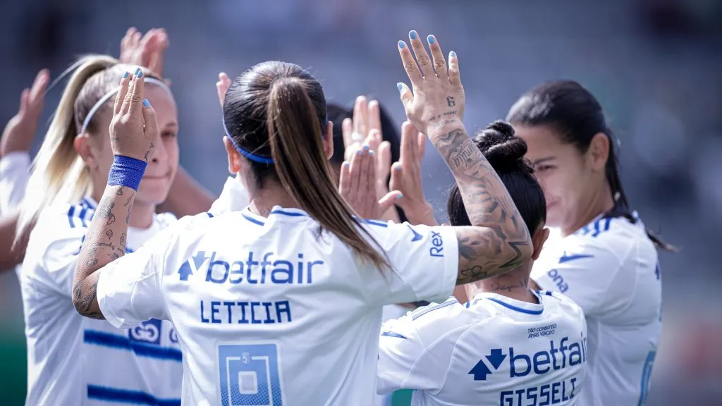 Elenco feminino do Cruzeiro em campo