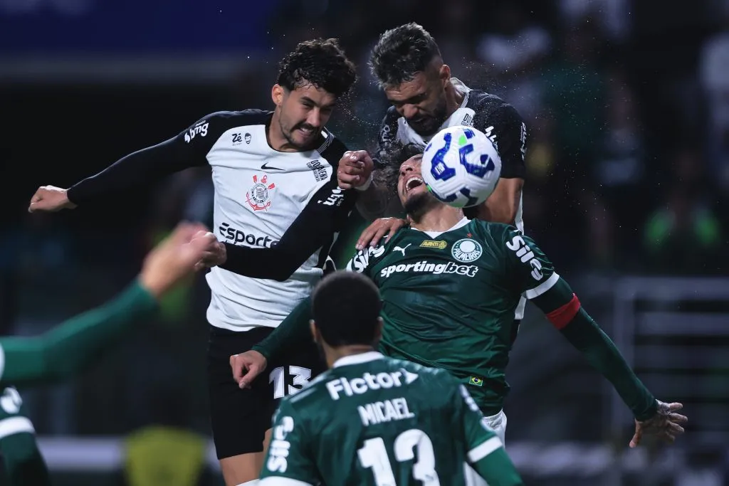 Gustavo Gomez jogador do Palmeiras disputa lance com Raniele jogador do Corinthians durante partida no estadio Arena Allianz Parque pelo campeonato Copa Do Brasil 2025. Foto: Ettore Chiereguini/AGIF