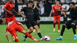 Matheus Bidu do Corinthians disputa lance com Pablo jogador do Athletico-PR - Foto: Joisel Amaral/AGIF